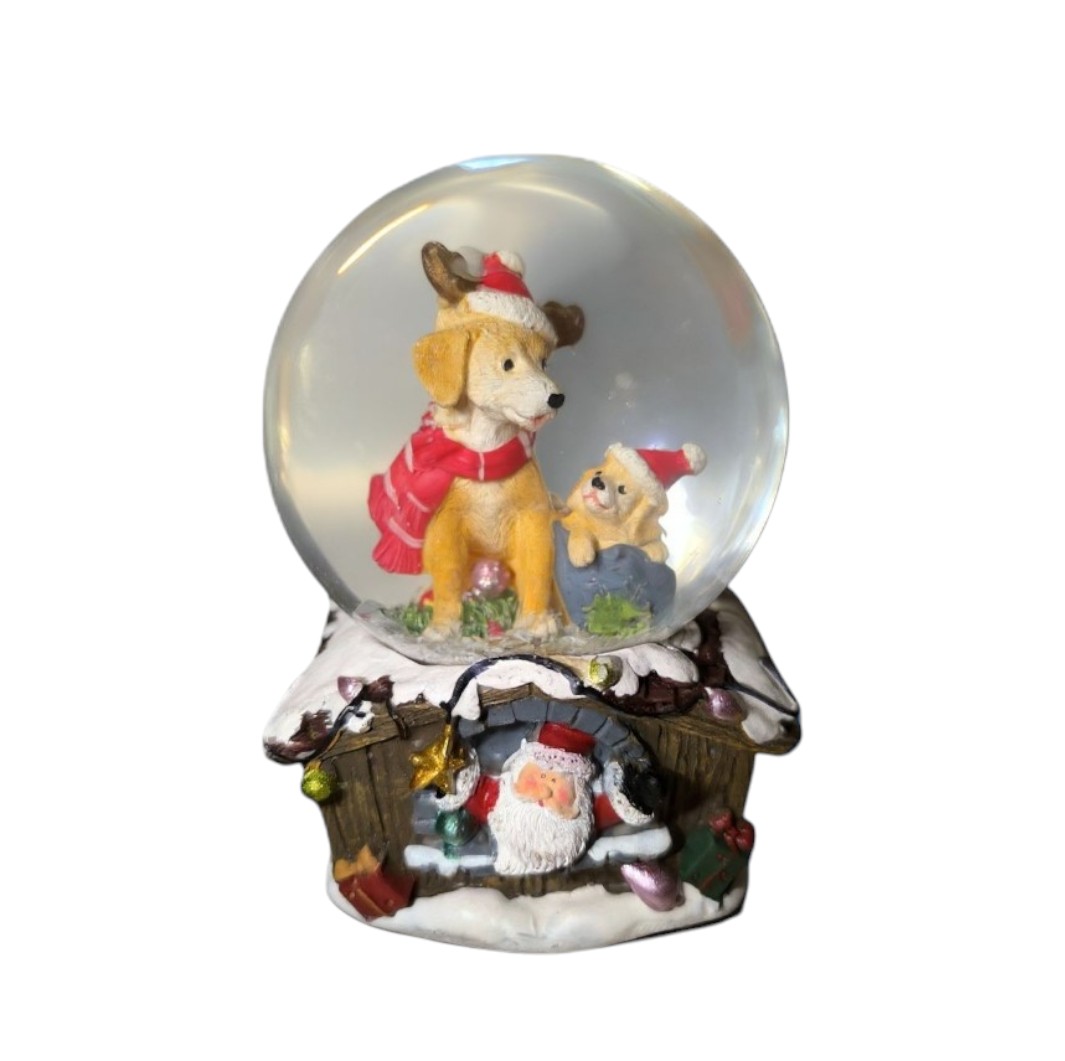 Zenélő karácsonyi hógömb kutyákkal – Barna ház dekoráció, 13,5 cm