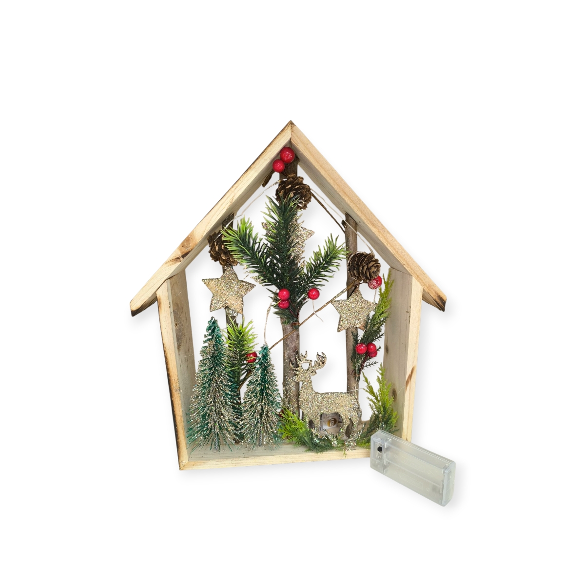 Fából készült karácsonyi ház rénszarvassal, fenyőfákkal és LED világítással 27 cm