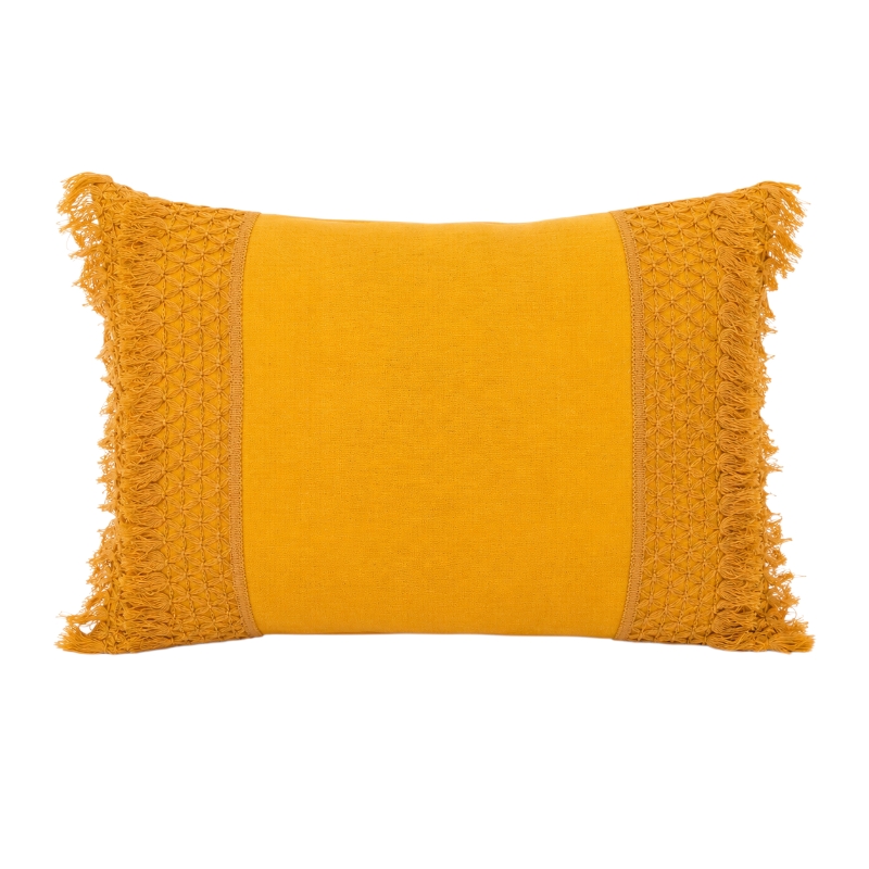 Mustársárga makramé mintás díszpárna – 50 × 30 cm