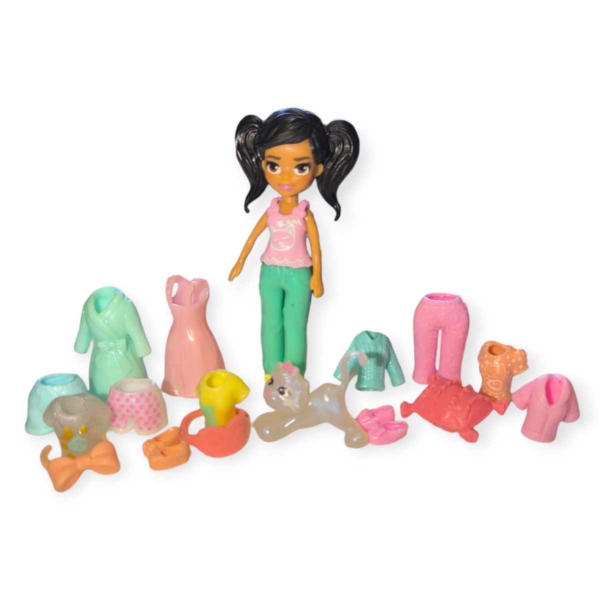 Polly Pocket – Fekete hajú baba cicával, Mattel játékfigura
